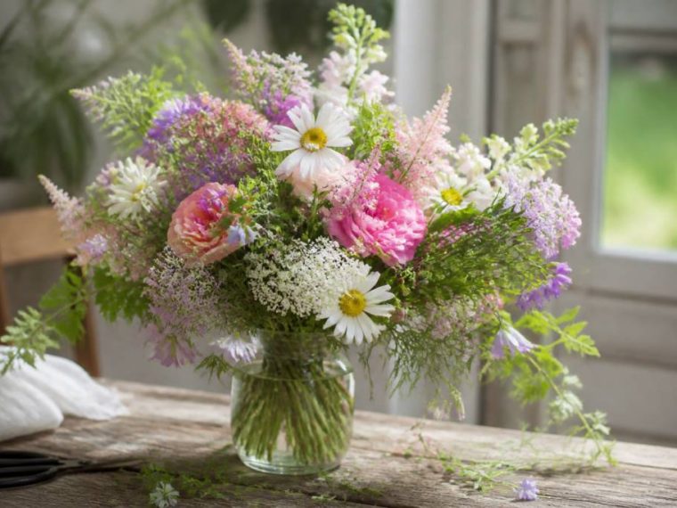 Composer un bouquet de saison avec les fleurs du jardin : idées et astuces